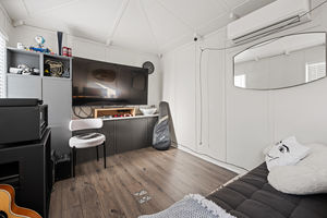 Photo 25- click for photo gallery